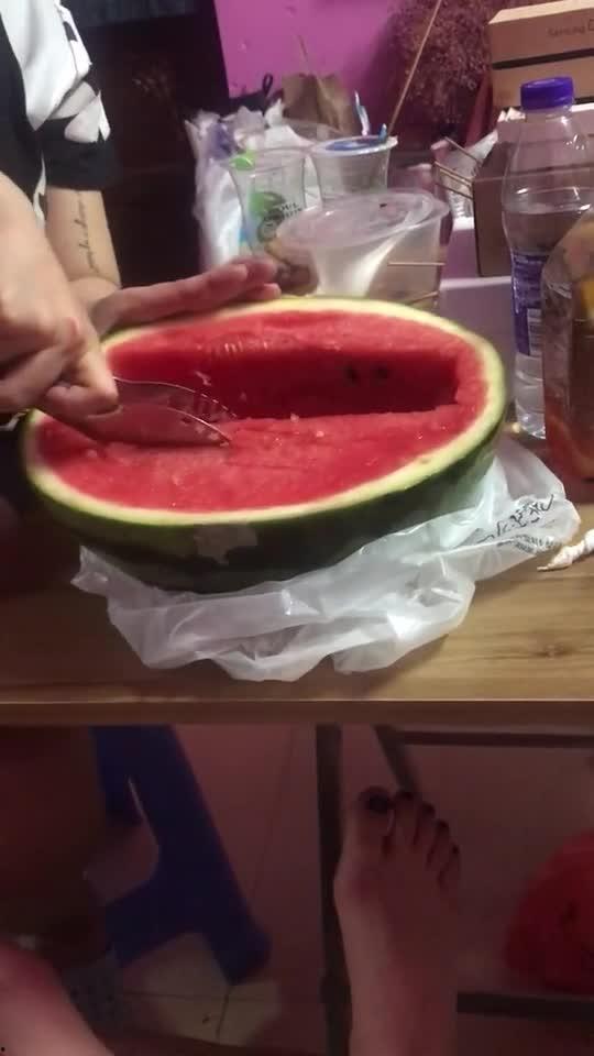 宿舍多人吃瓜,揭秘多人吃瓜的欢乐时光