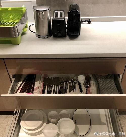 宿舍多人吃瓜,揭秘多人吃瓜的欢乐时光