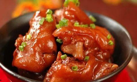 牛大瓜吃猪脚,一场味蕾与视觉的盛宴